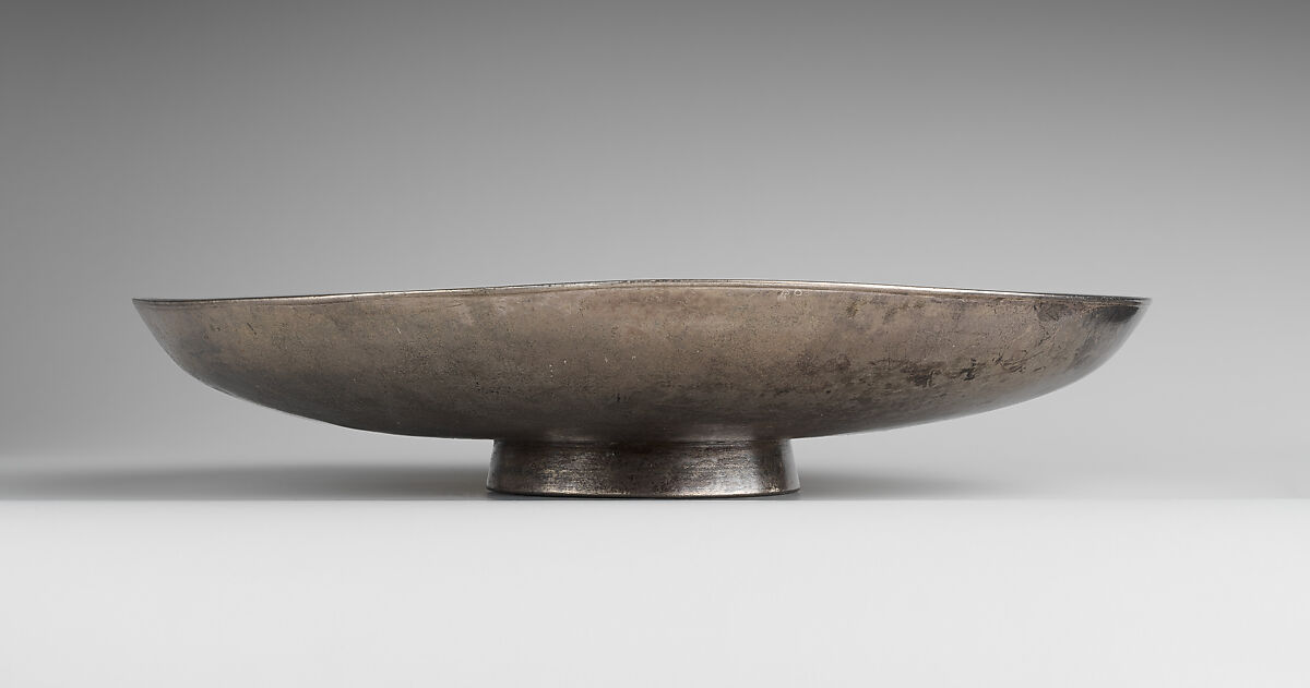 Plate with king hunting rams, Silver, mercury gilding, niello inlay, Sasanian