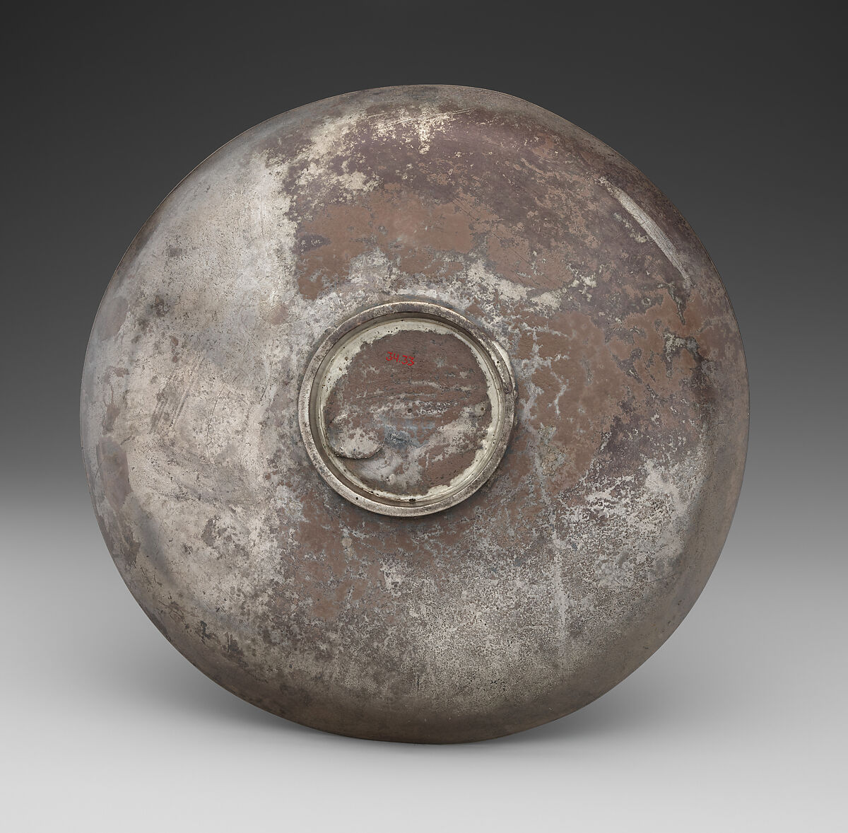 Plate with king hunting rams, Silver, mercury gilding, niello inlay, Sasanian