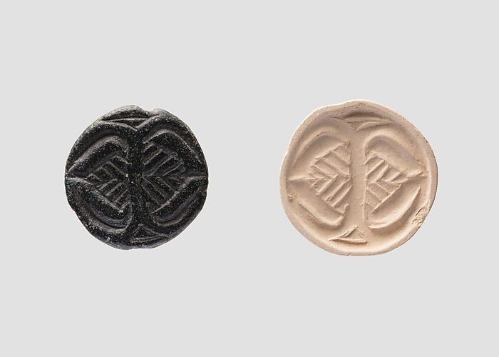 Carinated lentoid seal