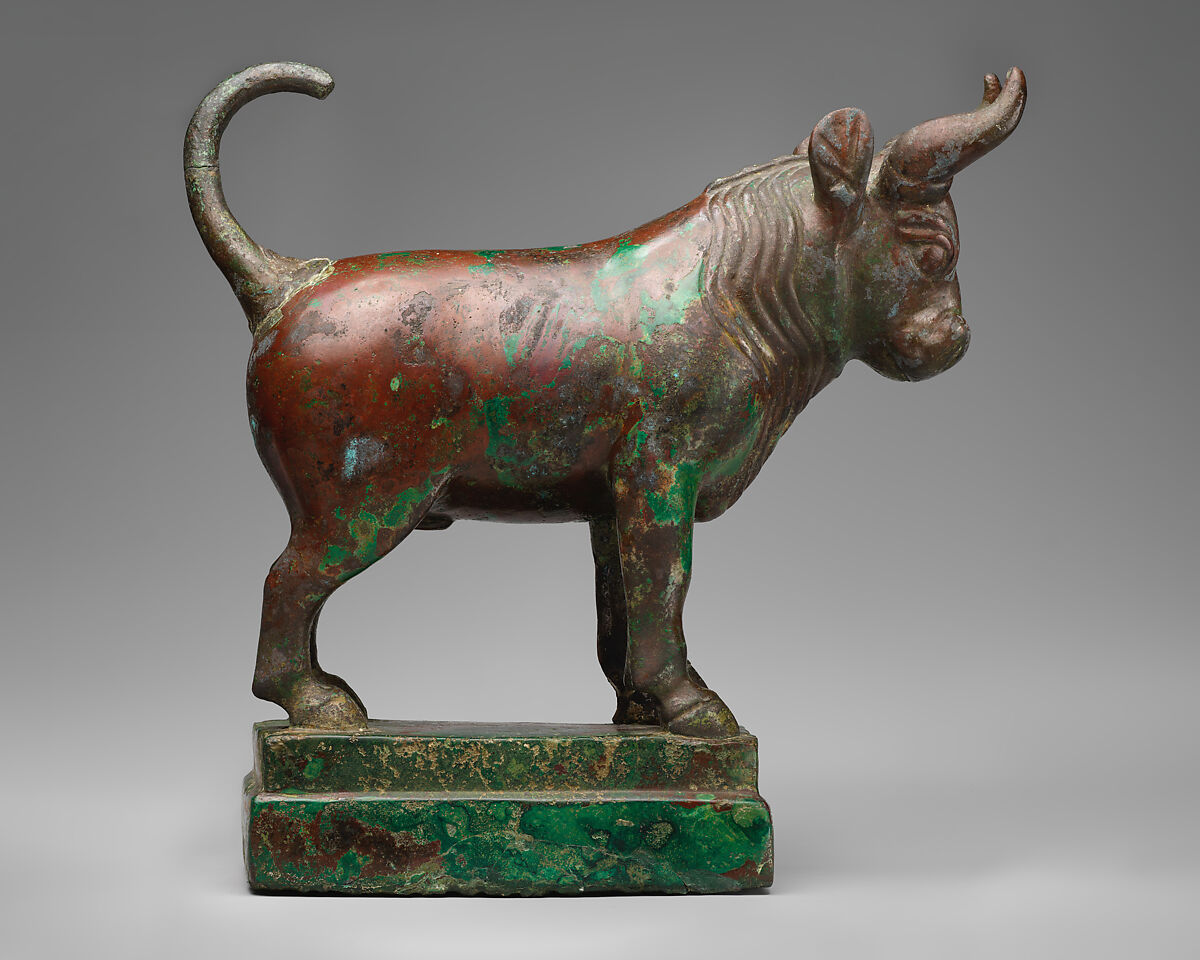 Standing bull, Bronze