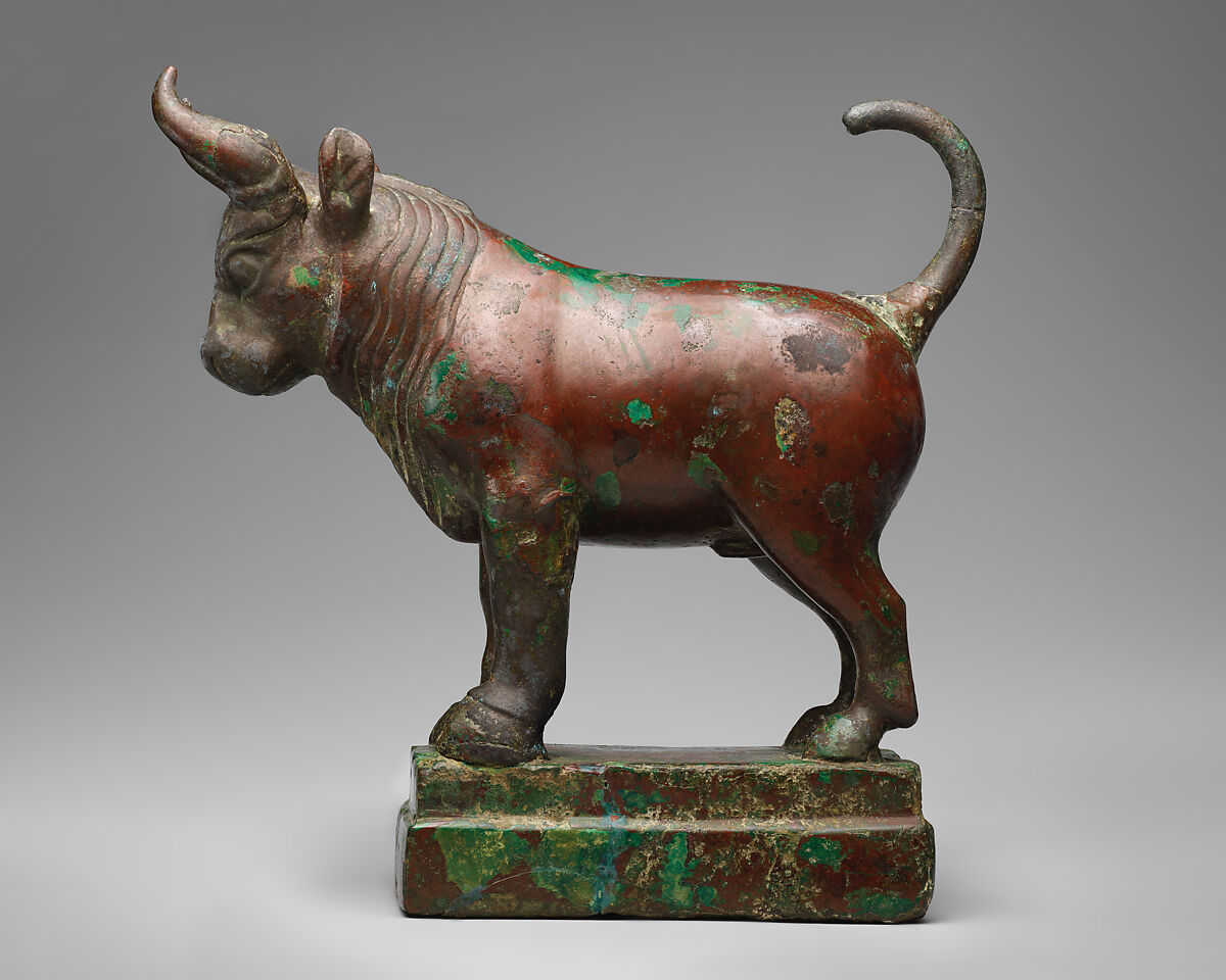 Standing bull, Bronze