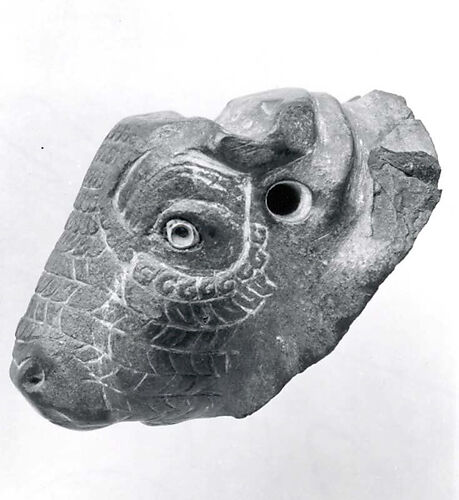 Bull head-shaped spout of vessel