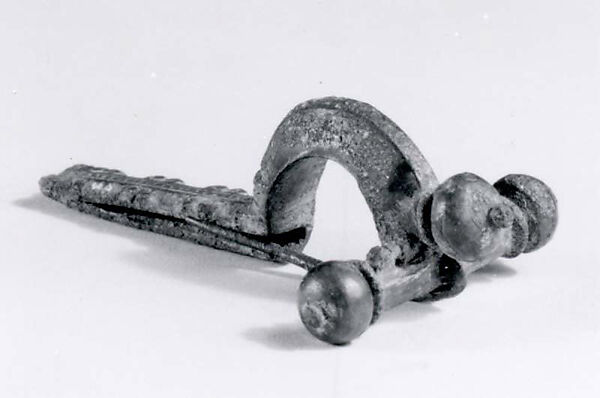 Crossbow fibula