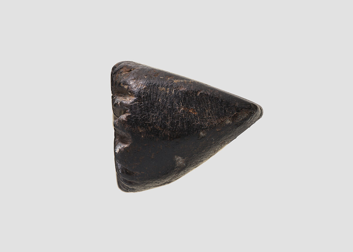 Pyramidal stamping device, Chlorite, black