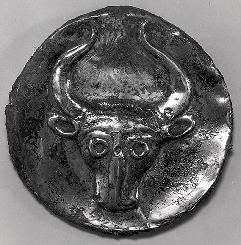 Plaque or lid with a bull's head