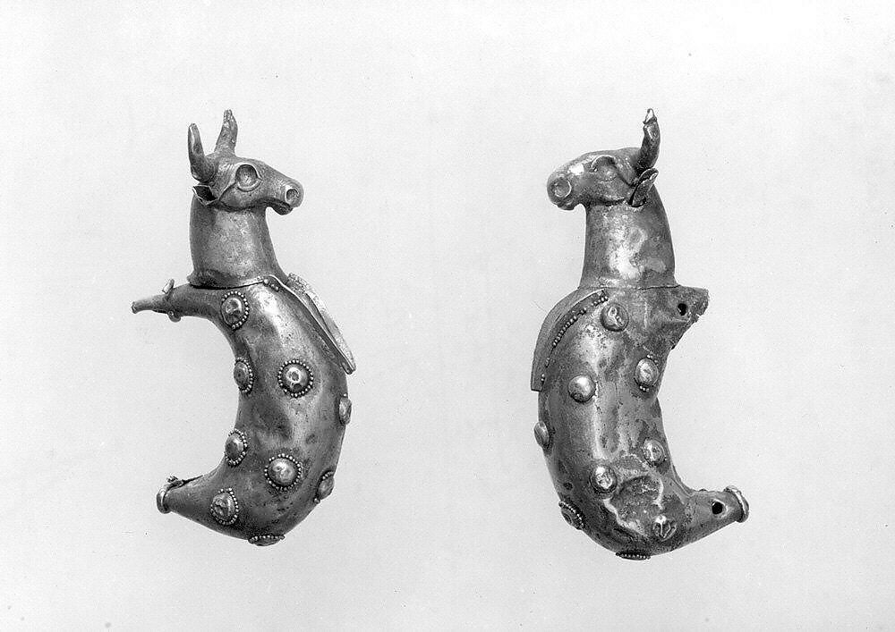 Crescent-shaped earrings with bulls' heads, Gold, Iran