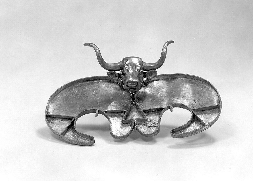 Compartmented pendant with a bull's head, Silver, Proto-Elamite 