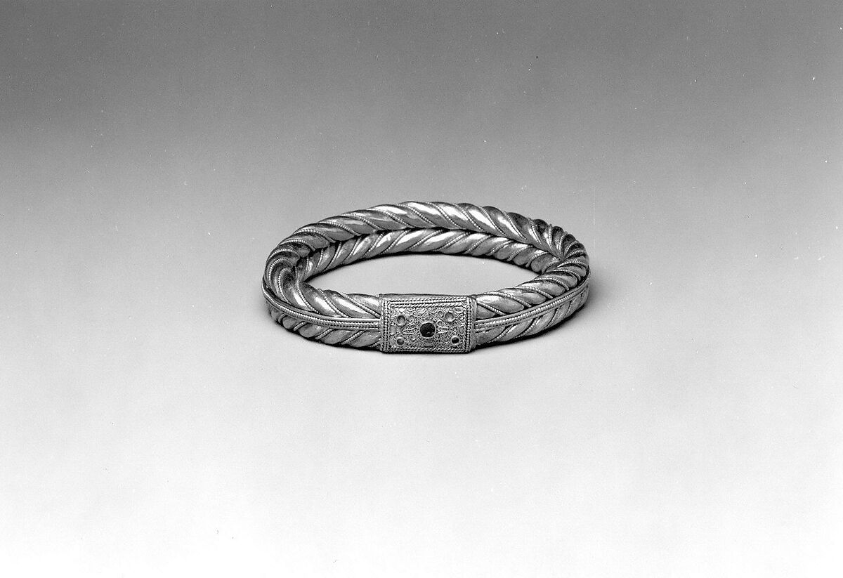 Pair of bracelets, Gold, amber