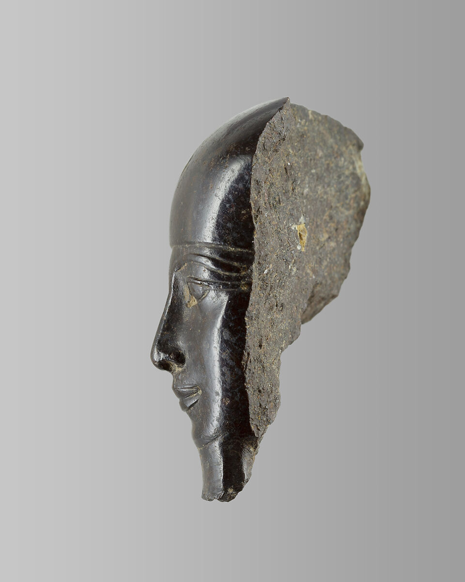 Head with tripartite wig, probably from a shabti, Steatite or serpentinite