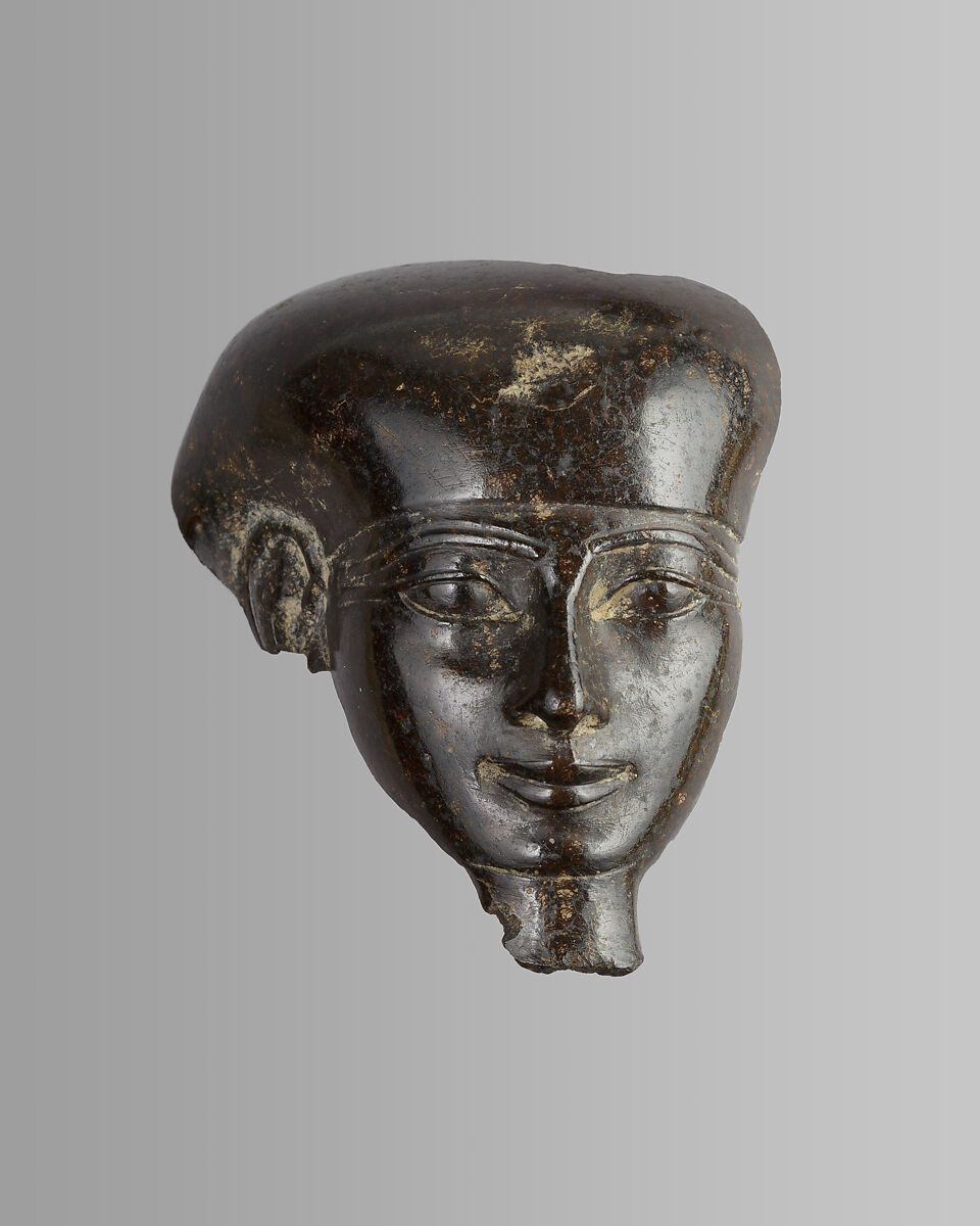 Head with tripartite wig, probably from a shabti, Steatite or serpentinite