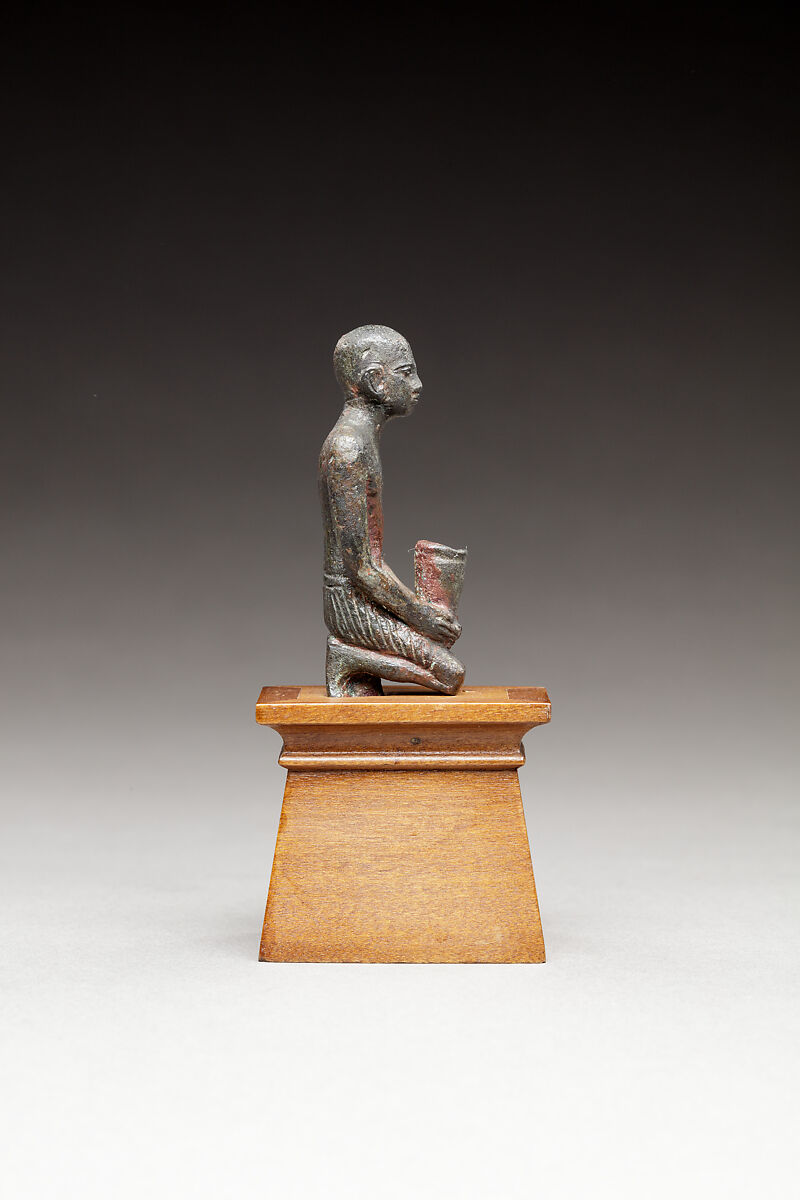 Pediusir kneeling, holding a jar, Copper alloy