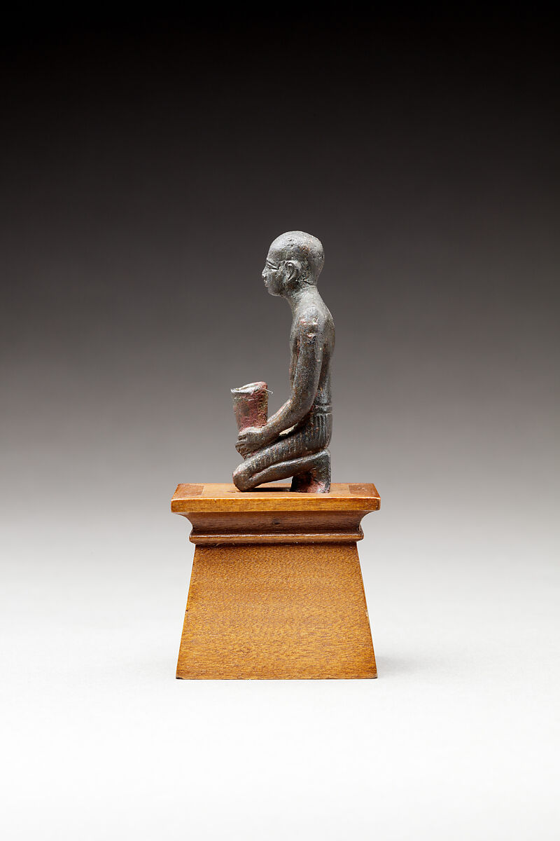 Pediusir kneeling, holding a jar, Copper alloy