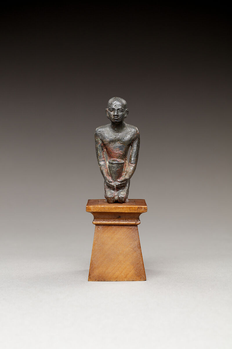 Pediusir kneeling, holding a jar, Copper alloy 