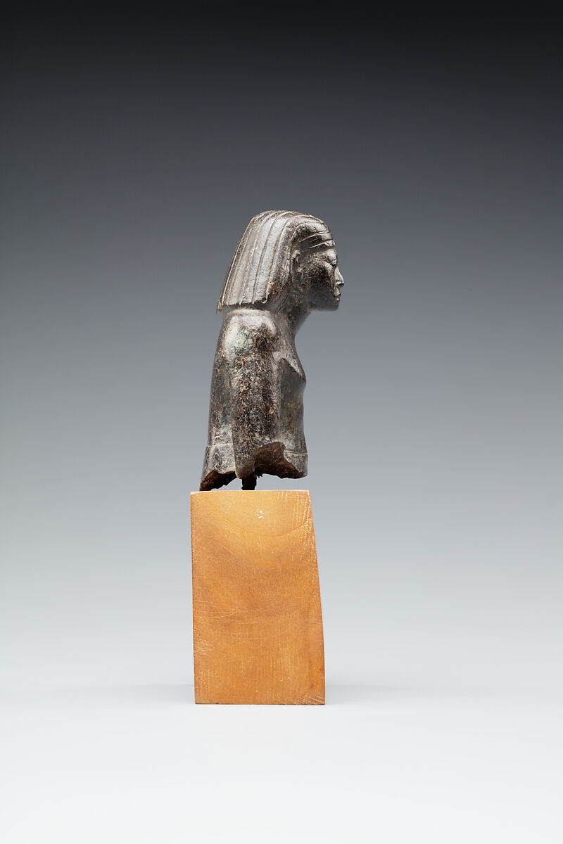 Upper part of a figure of a seated official, Steatite or serpentinite