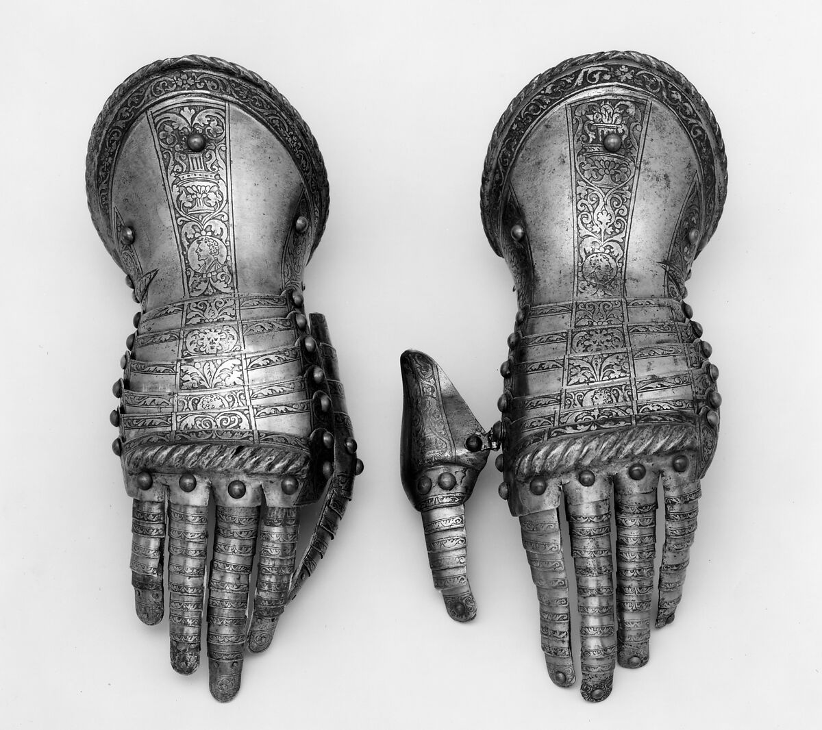 Left Gauntlet of an Armor Garniture Made for Henri I de Montmorency (1534–1614), Comte de Damville and Constable of France, Steel, gold, brass, leather, French