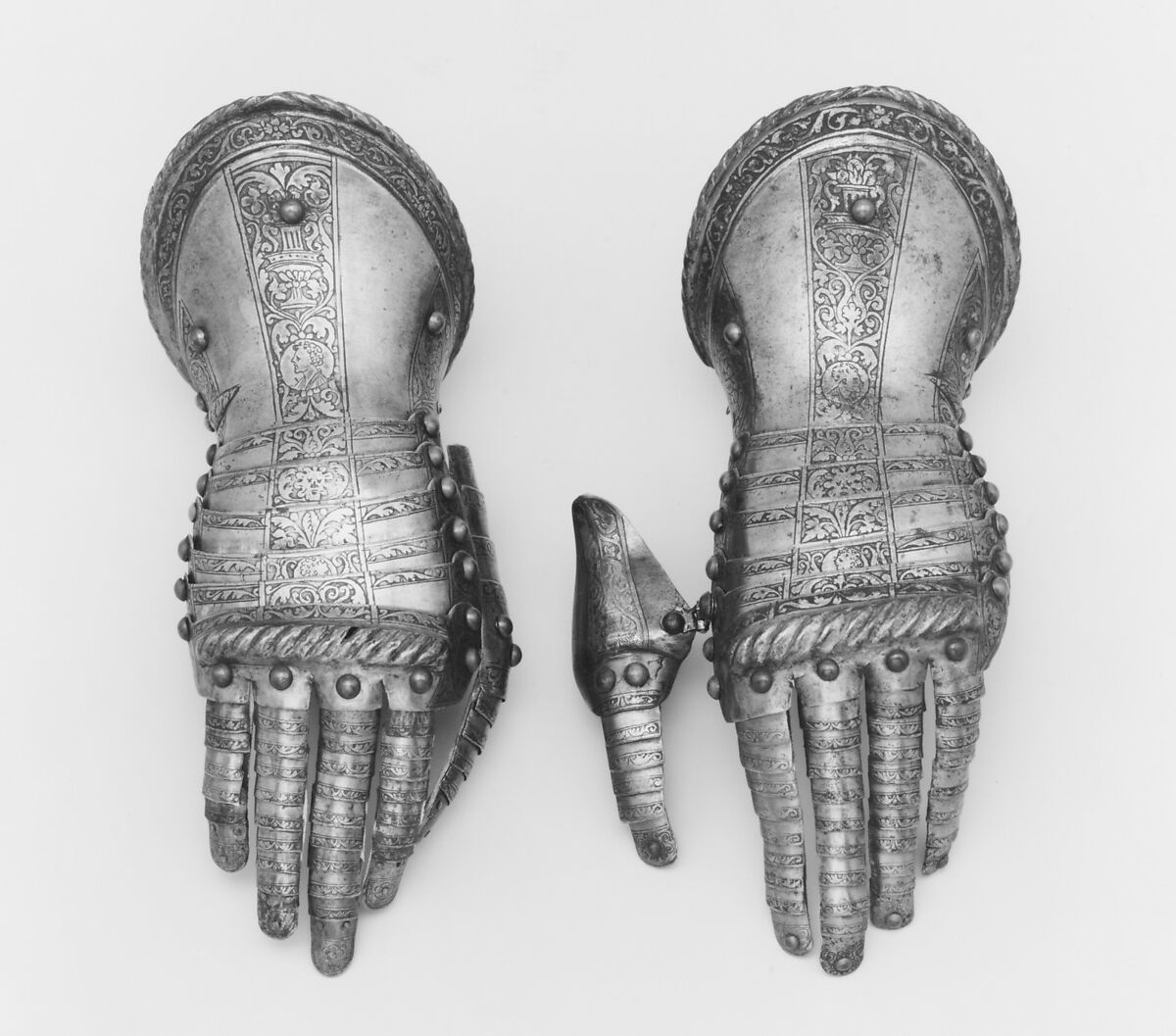 Left Gauntlet of an Armor Garniture Made for Henri I de Montmorency (1534–1614), Comte de Damville and Constable of France, Steel, gold, brass, leather, French 