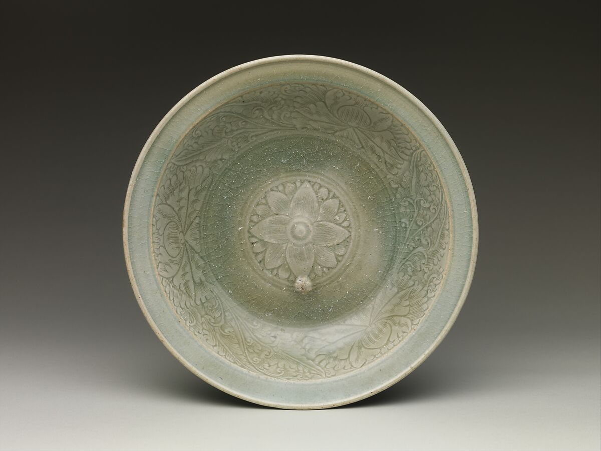 Dish, Earthenware with cream white glaze and iron-brown underglaze decoration, Thailand (Si Satchanalai) 