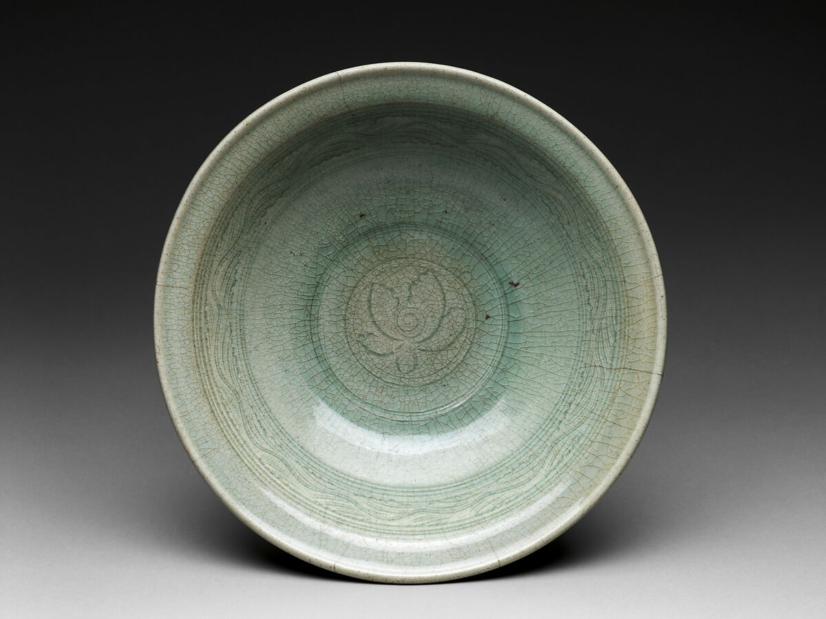 Bowl with Lotus, Stoneware with incised decoration under celadon glaze (Si Satchanalai ware), Thailand 