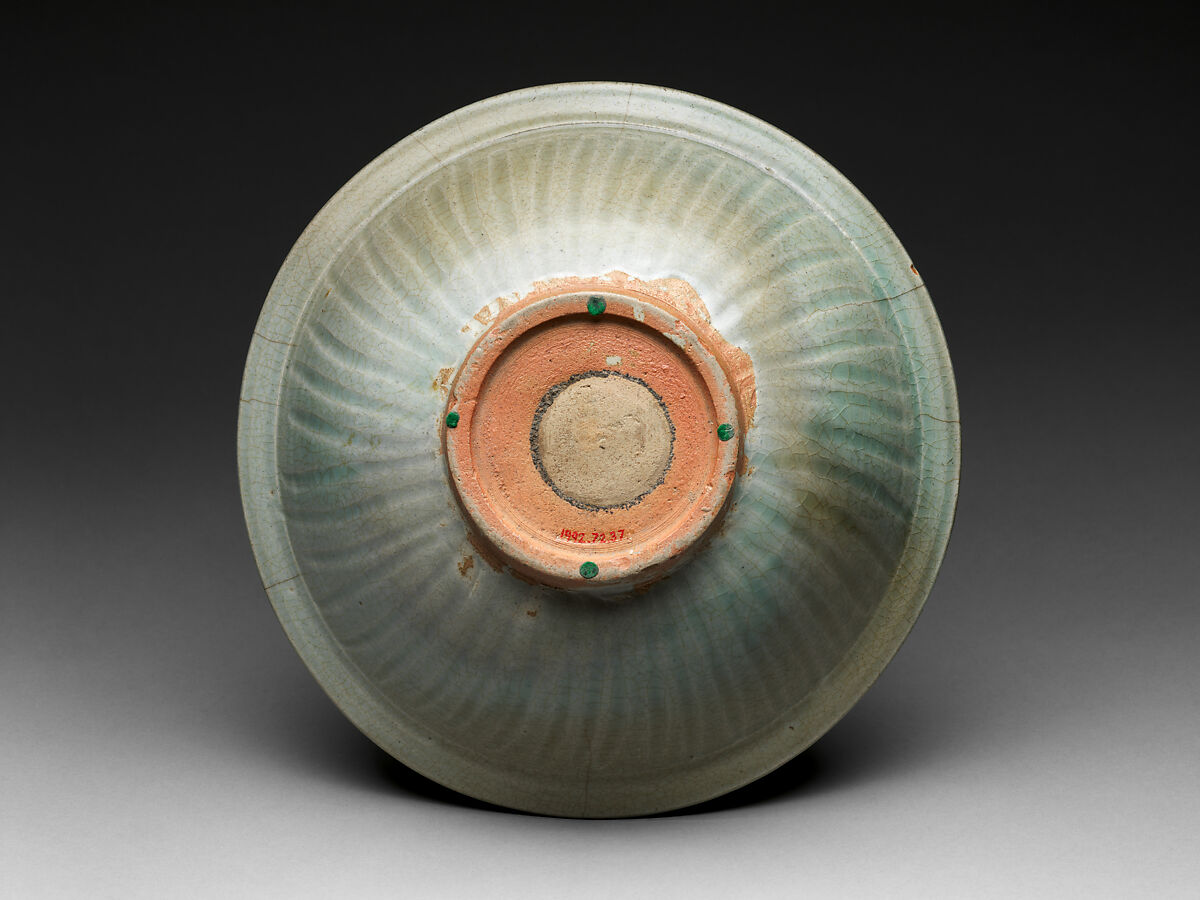 Bowl with Lotus, Stoneware with incised decoration under celadon glaze (Si Satchanalai ware), Thailand