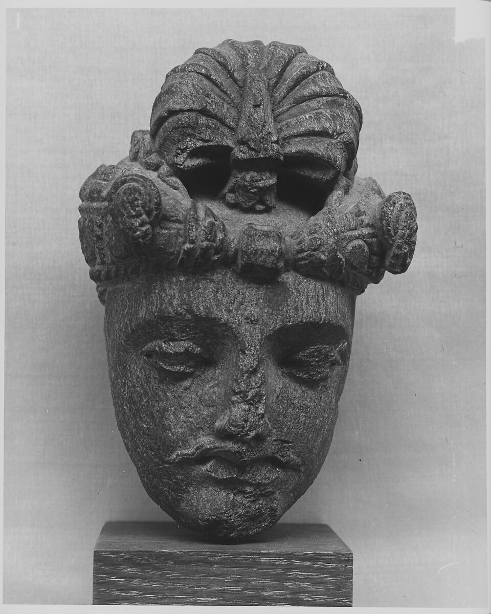 Head of a Bodhisattva, Stone, Pakistan (ancient region of Gandhara) 