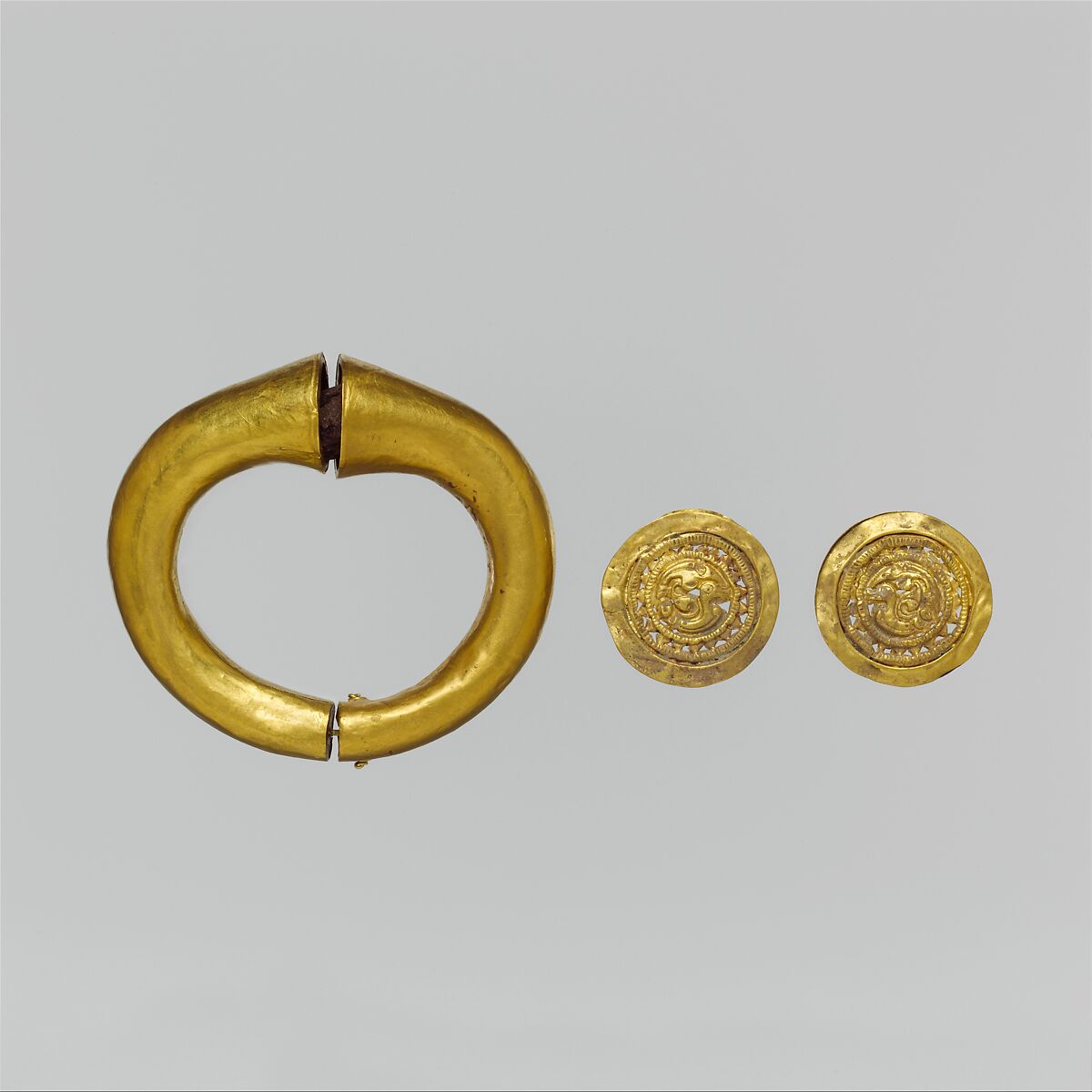 Pair of Ear Plugs with Hamsas (Wild Geese), Gold, Pakistan (ancient region of Gandhara) 