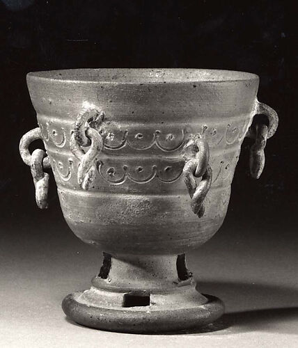 Pedestal cup with pendants