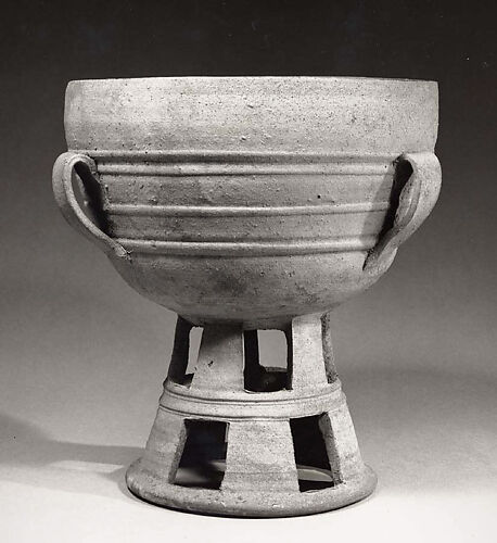 Pedestal bowl with handles