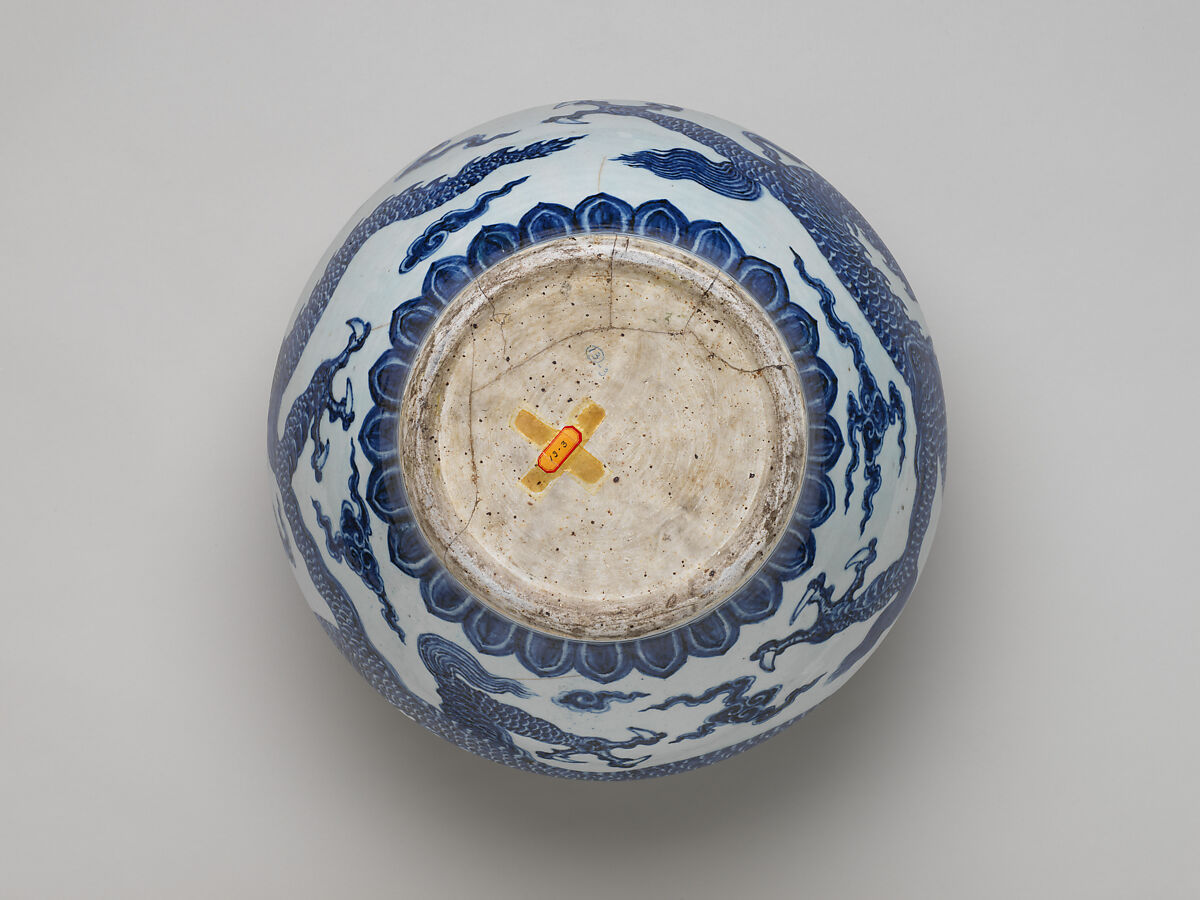 Jar with dragon, Porcelain painted with cobalt blue under transparent glaze (Jingdezhen ware), China