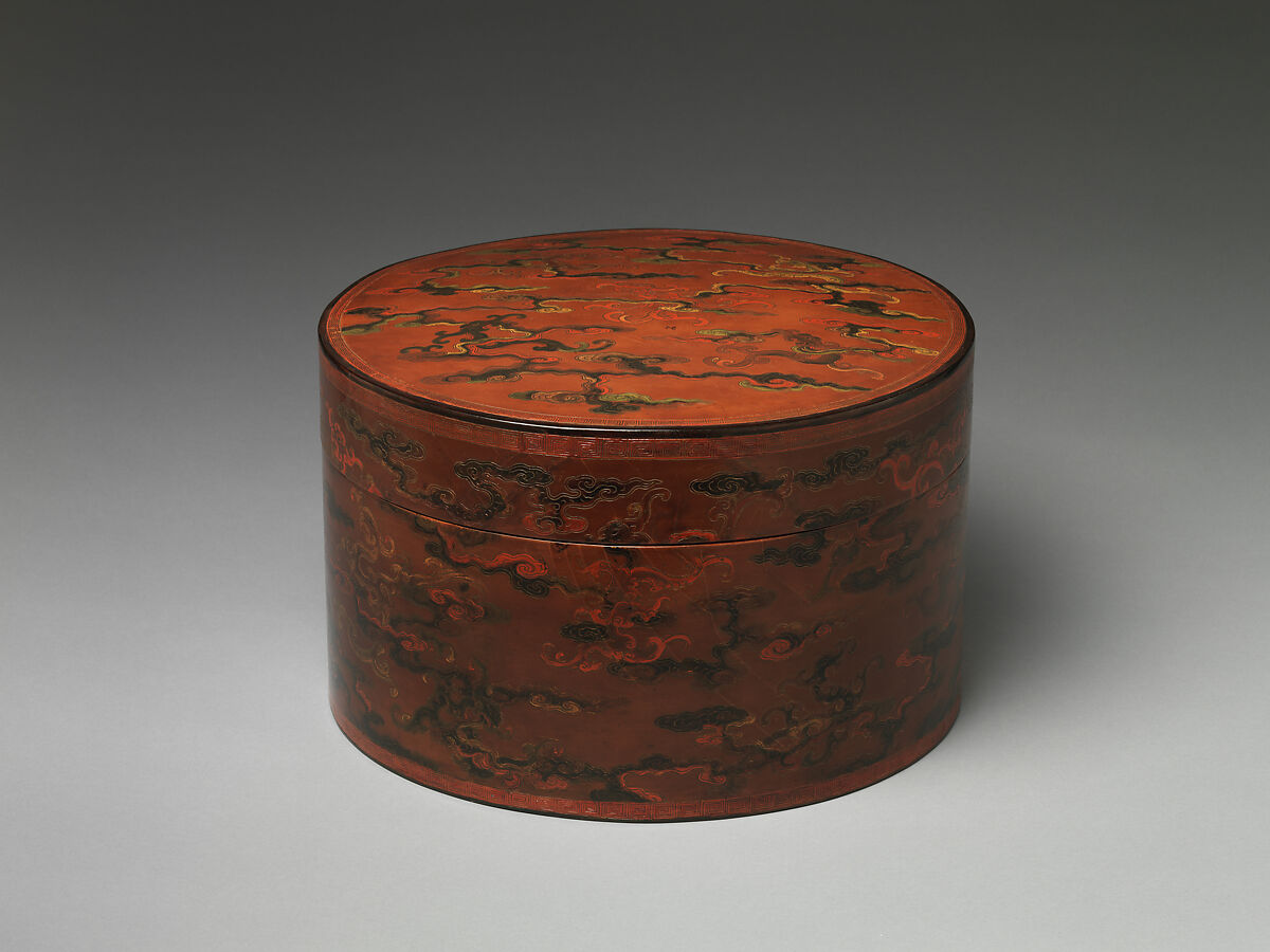 Hat box with stylized chi dragons, Polychrome lacquer with filled-in and engraved gold decoration, China 