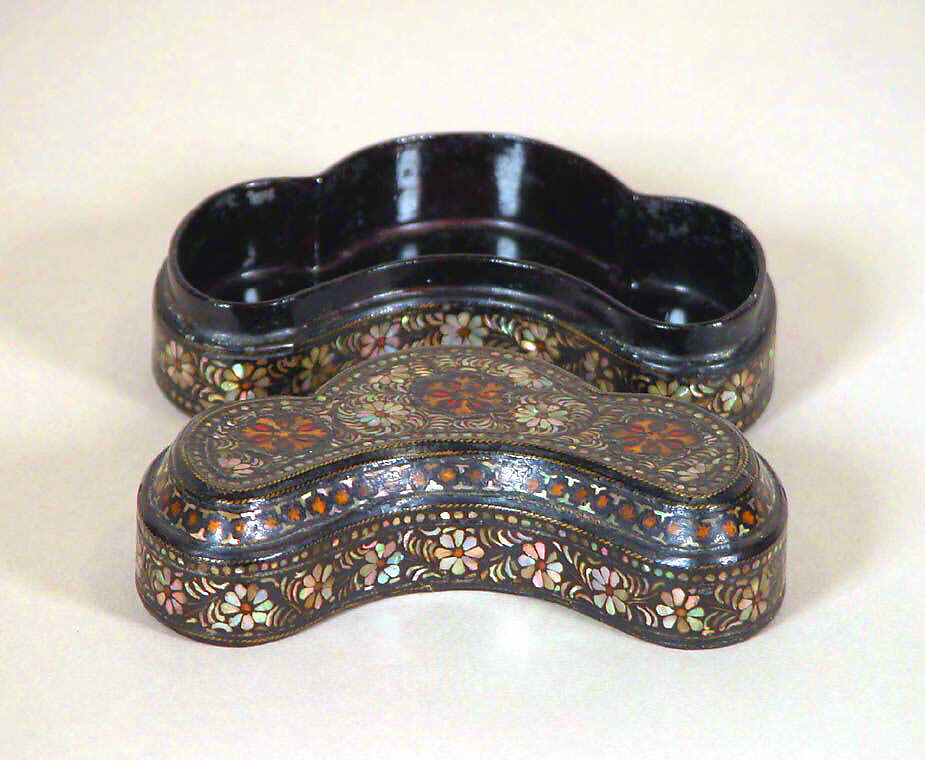 Trefoil-shaped covered box with decoration of chrysanthemums, Lacquer inlaid with mother-of-pearl and tortoise shell over pigment and brass wire, Korea
