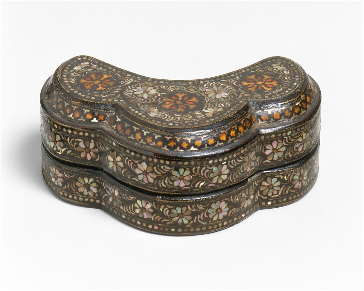 Trefoil-shaped covered box with decoration of chrysanthemums, Lacquer inlaid with mother-of-pearl and tortoise shell over pigment and brass wire, Korea