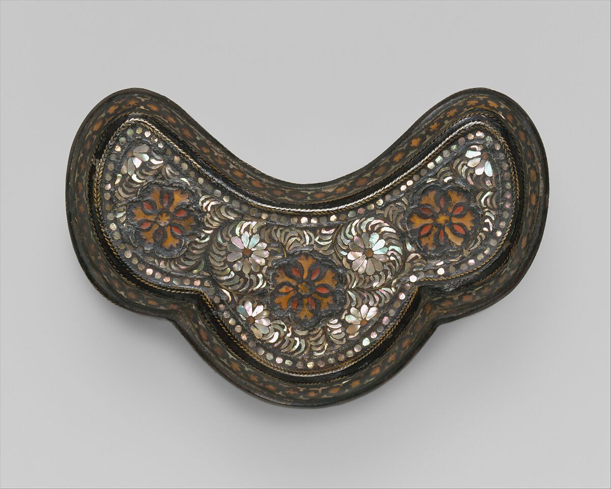 Trefoil-shaped covered box with decoration of chrysanthemums, Lacquer inlaid with mother-of-pearl and tortoise shell over pigment and brass wire, Korea