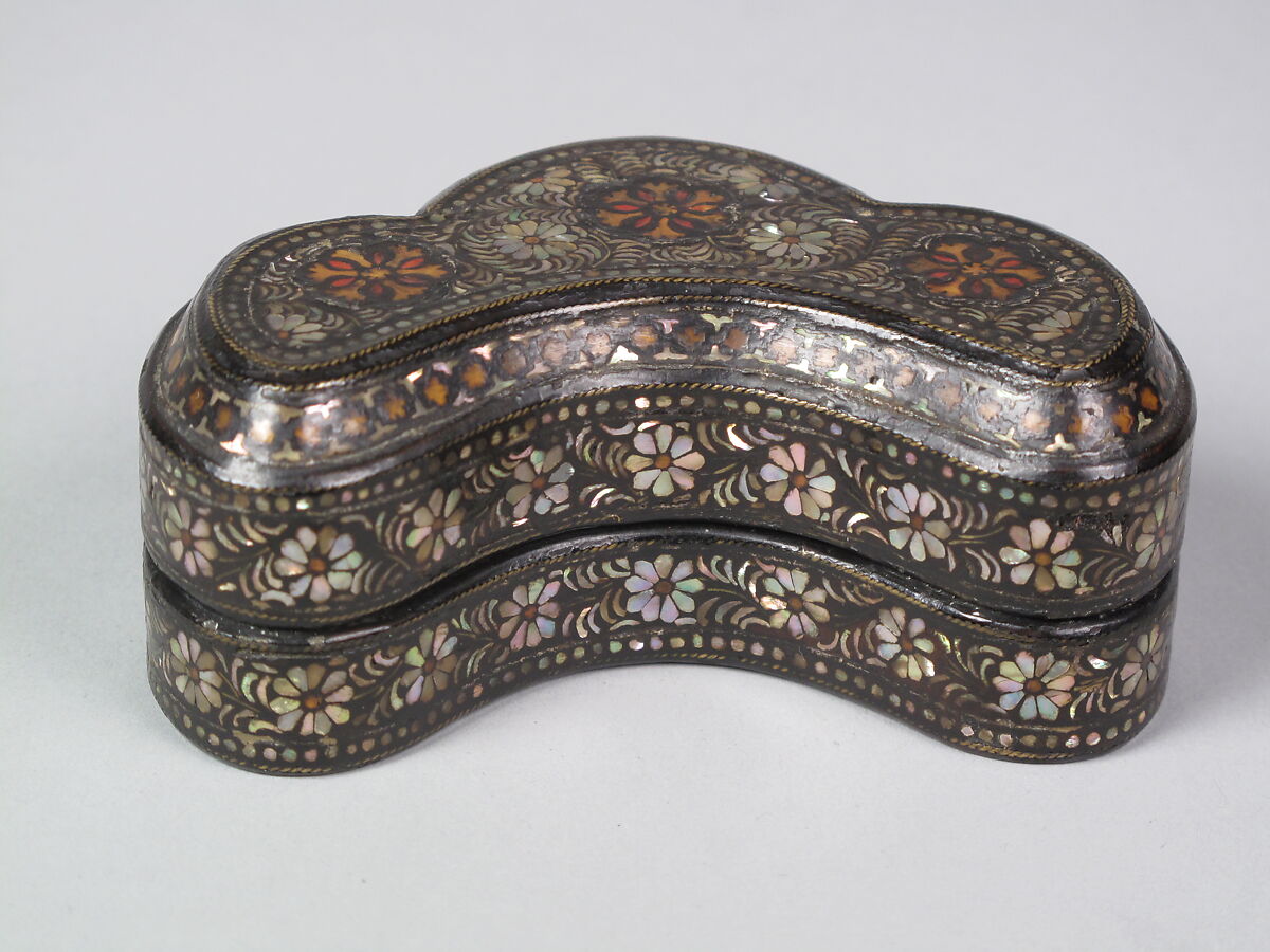 Trefoil-shaped covered box with decoration of chrysanthemums, Lacquer inlaid with mother-of-pearl and tortoise shell over pigment and brass wire, Korea