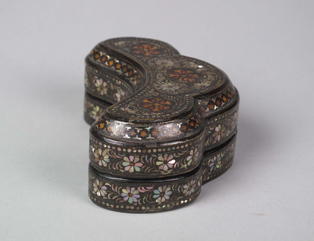 Trefoil-shaped covered box with decoration of chrysanthemums, Lacquer inlaid with mother-of-pearl and tortoise shell over pigment and brass wire, Korea
