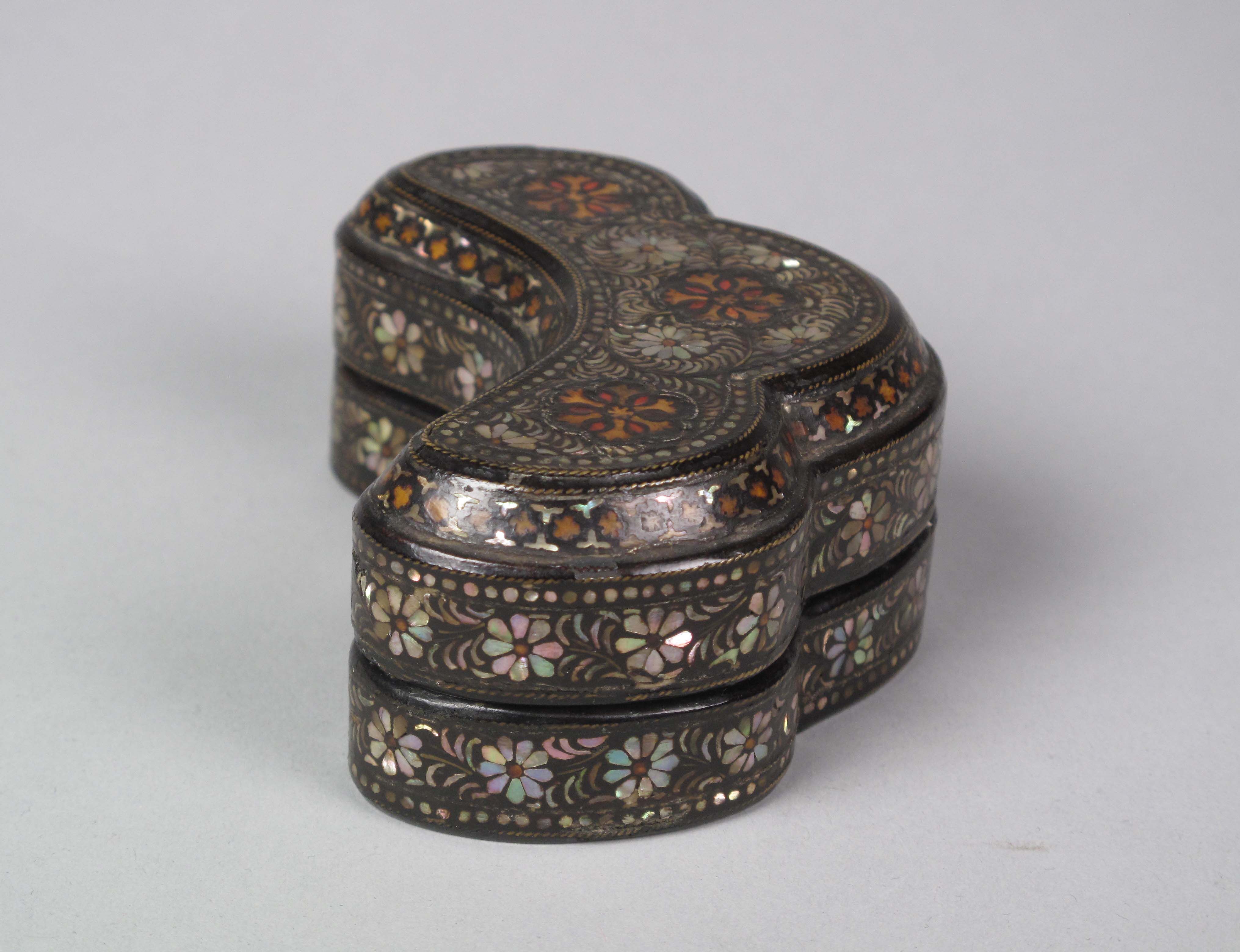 中国古美術品　清末民国時代　粉彩黒漆食匣　食盒 高さ約25cm Trefoil-shaped covered box with decoration of chrysanthemums