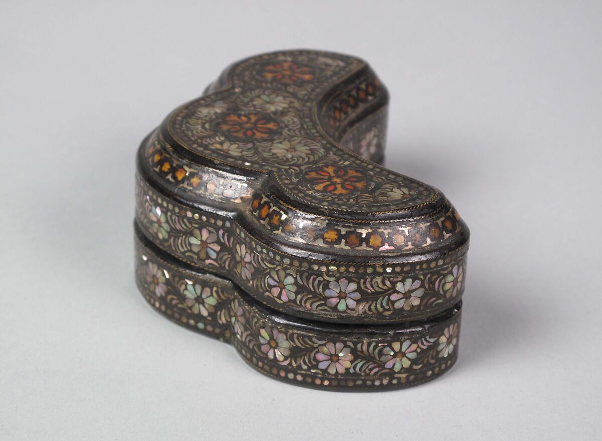 Trefoil-shaped covered box with decoration of chrysanthemums, Lacquer inlaid with mother-of-pearl and tortoise shell over pigment and brass wire, Korea