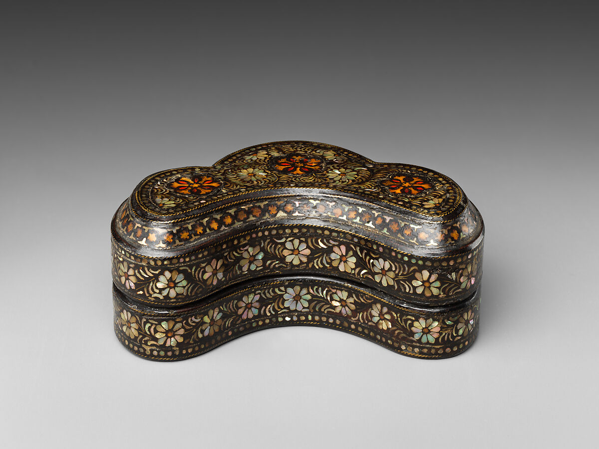 Trefoil-shaped covered box with decoration of chrysanthemums, Lacquer inlaid with mother-of-pearl and tortoise shell over pigment and brass wire, Korea 