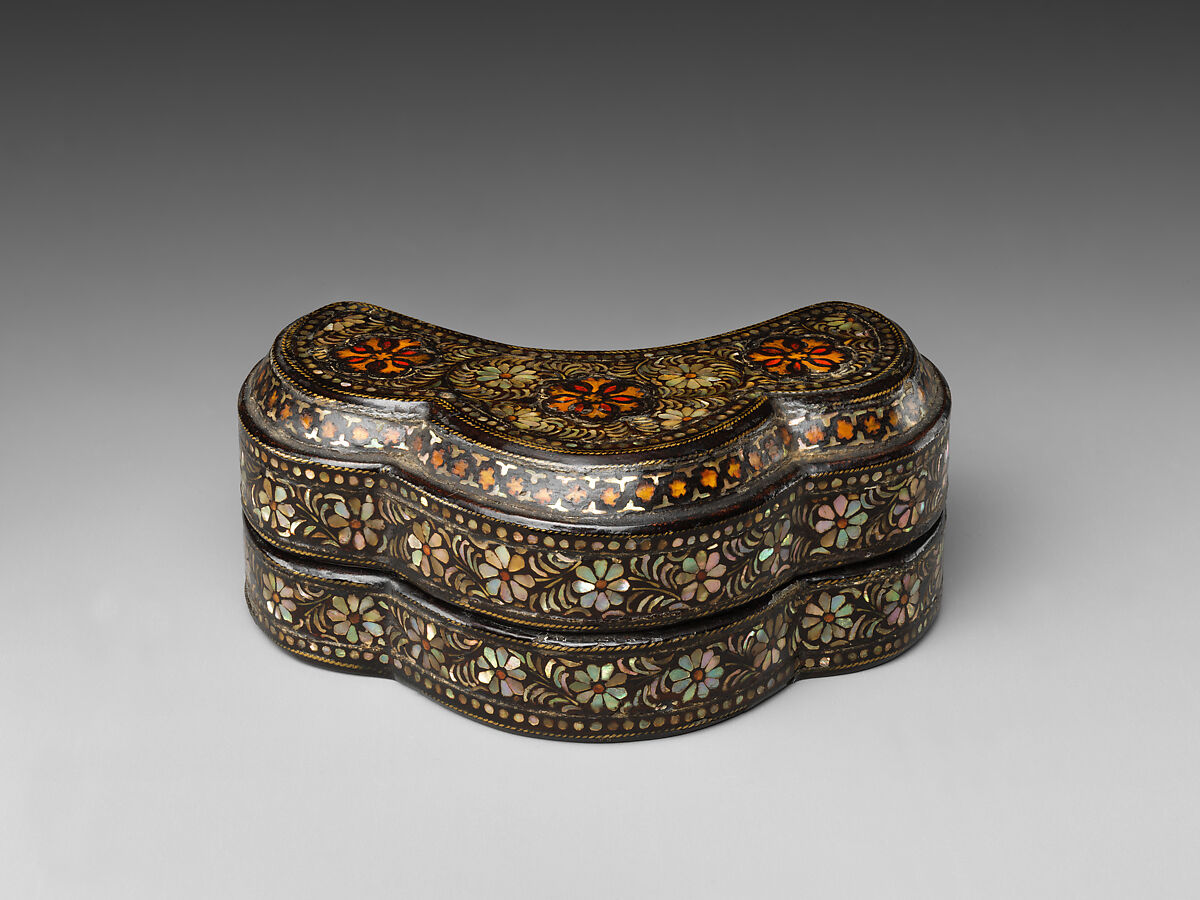 Trefoil-shaped covered box with decoration of chrysanthemums, Lacquer inlaid with mother-of-pearl and tortoise shell over pigment and brass wire, Korea