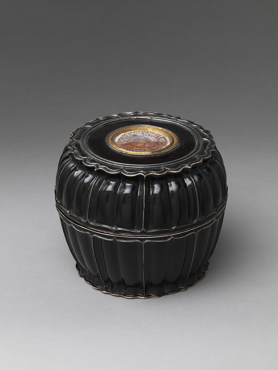 Covered box with lotus-petal rim, Black lacquer with mother-of-pearl inlay and pewter wires, China