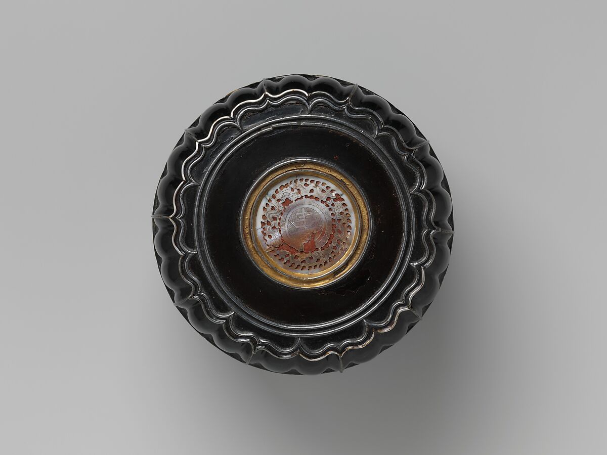 Covered box with lotus-petal rim, Black lacquer with mother-of-pearl inlay and pewter wires, China