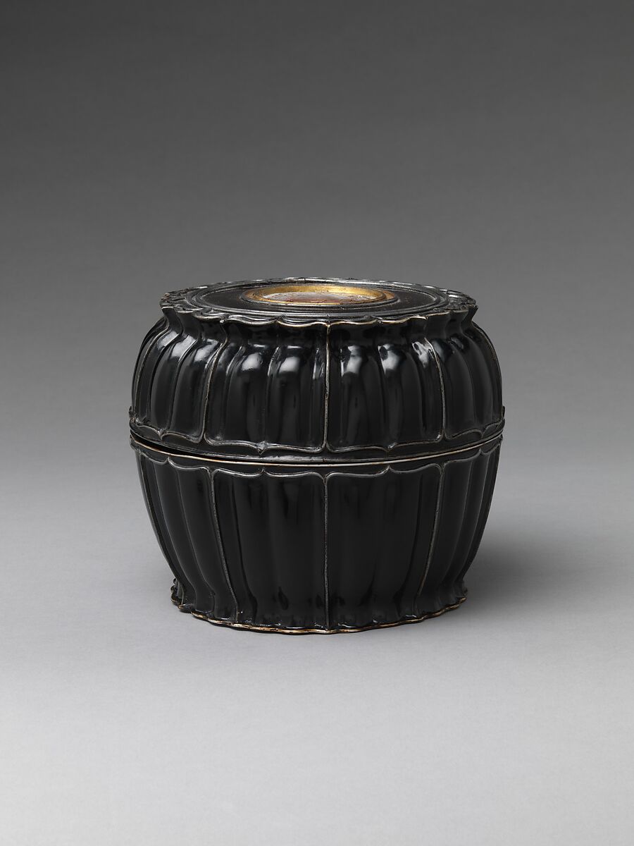 Covered box with lotus-petal rim, Black lacquer with mother-of-pearl inlay and pewter wires, China