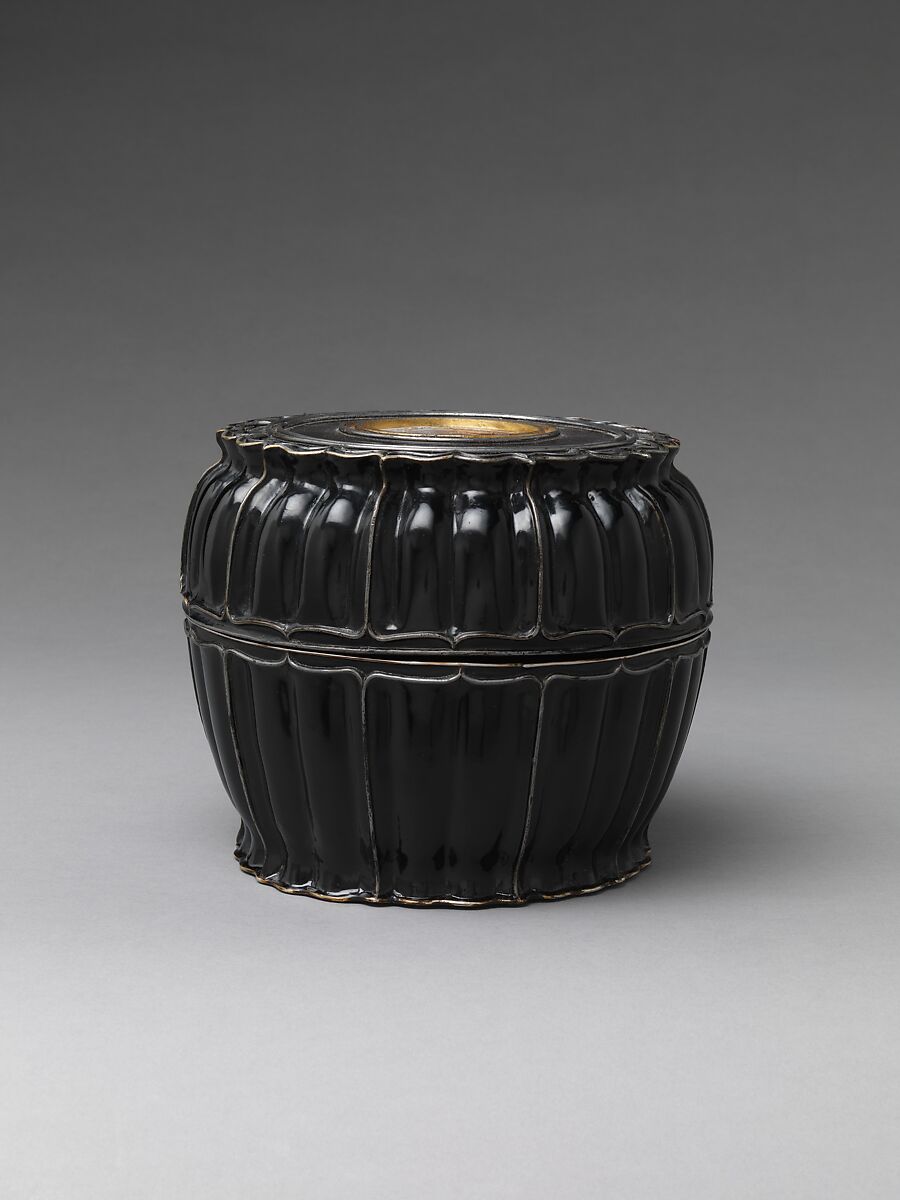 Covered box with lotus-petal rim, Black lacquer with mother-of-pearl inlay and pewter wires, China