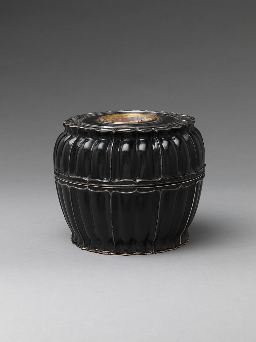 Covered box with lotus-petal rim, Black lacquer with mother-of-pearl inlay and pewter wires, China 