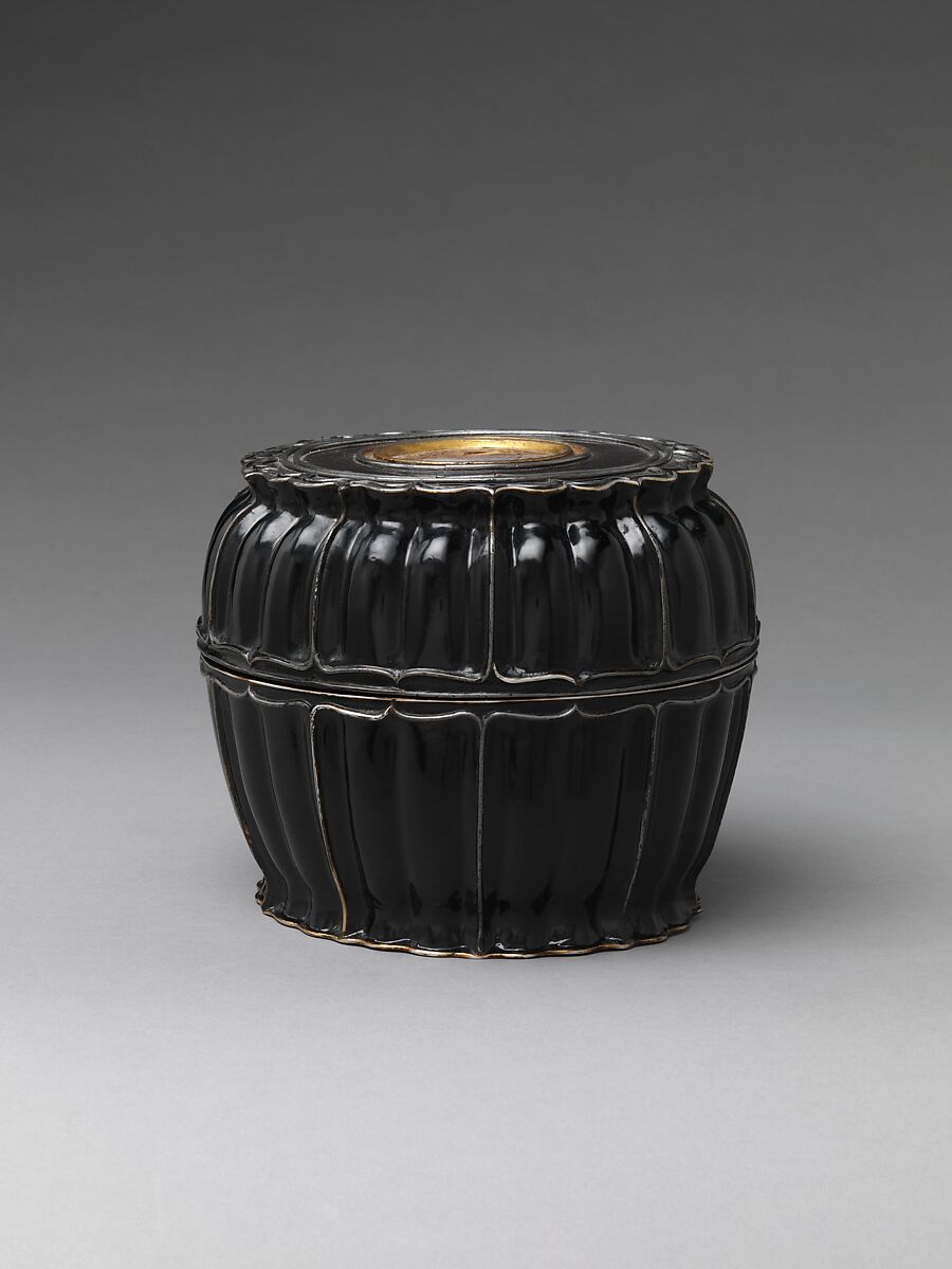 Covered box with lotus-petal rim, Black lacquer with mother-of-pearl inlay and pewter wires, China