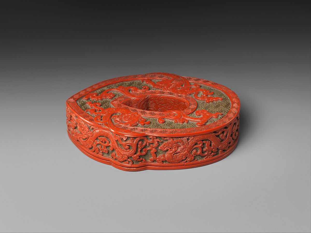 Box in the shape of an archaic jade she, Carved red and green lacquer, China 