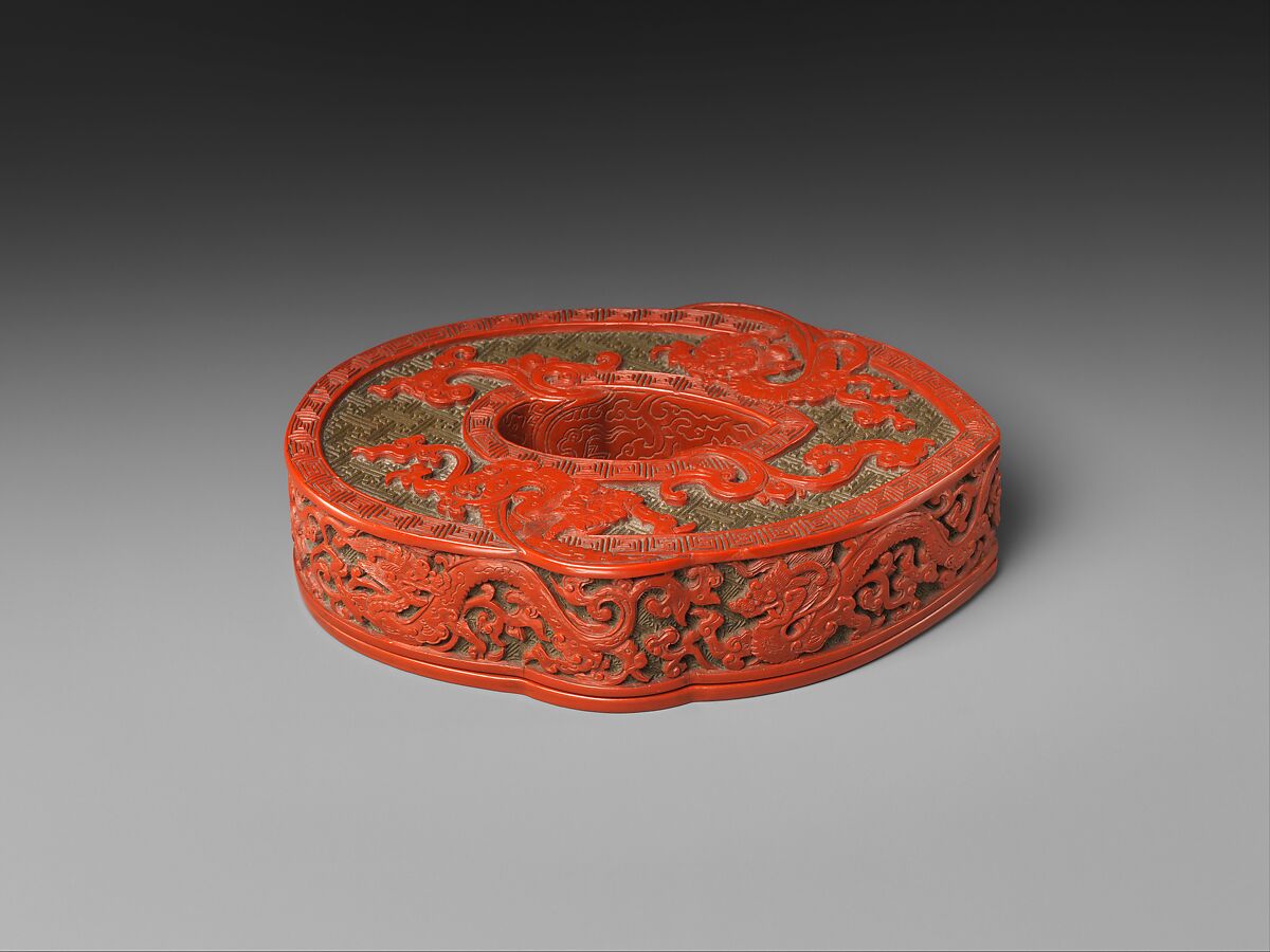 Box in the shape of an archaic jade she, Carved red and green lacquer, China