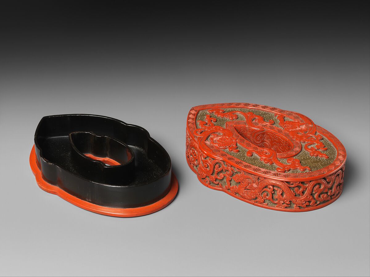 Box in the shape of an archaic jade she, Carved red and green lacquer, China