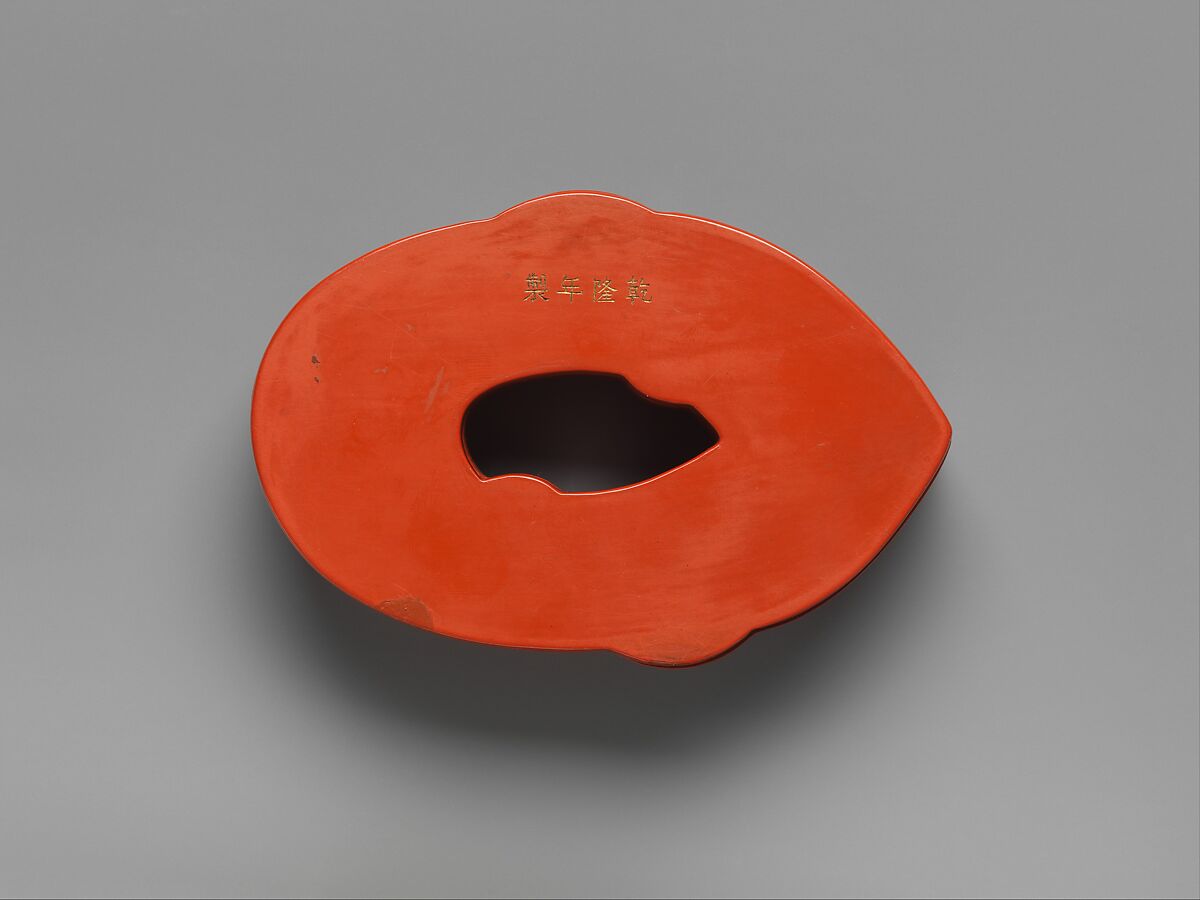 Box in the shape of an archaic jade she, Carved red and green lacquer, China