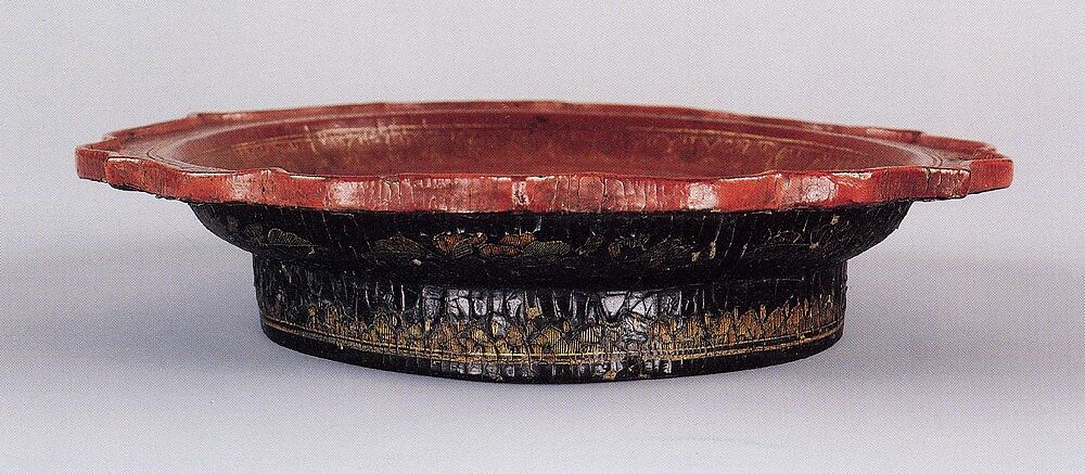 Pedestaled dish with scalloped rim, Red and black lacquer with engraved gold decoration (qiangjin), China