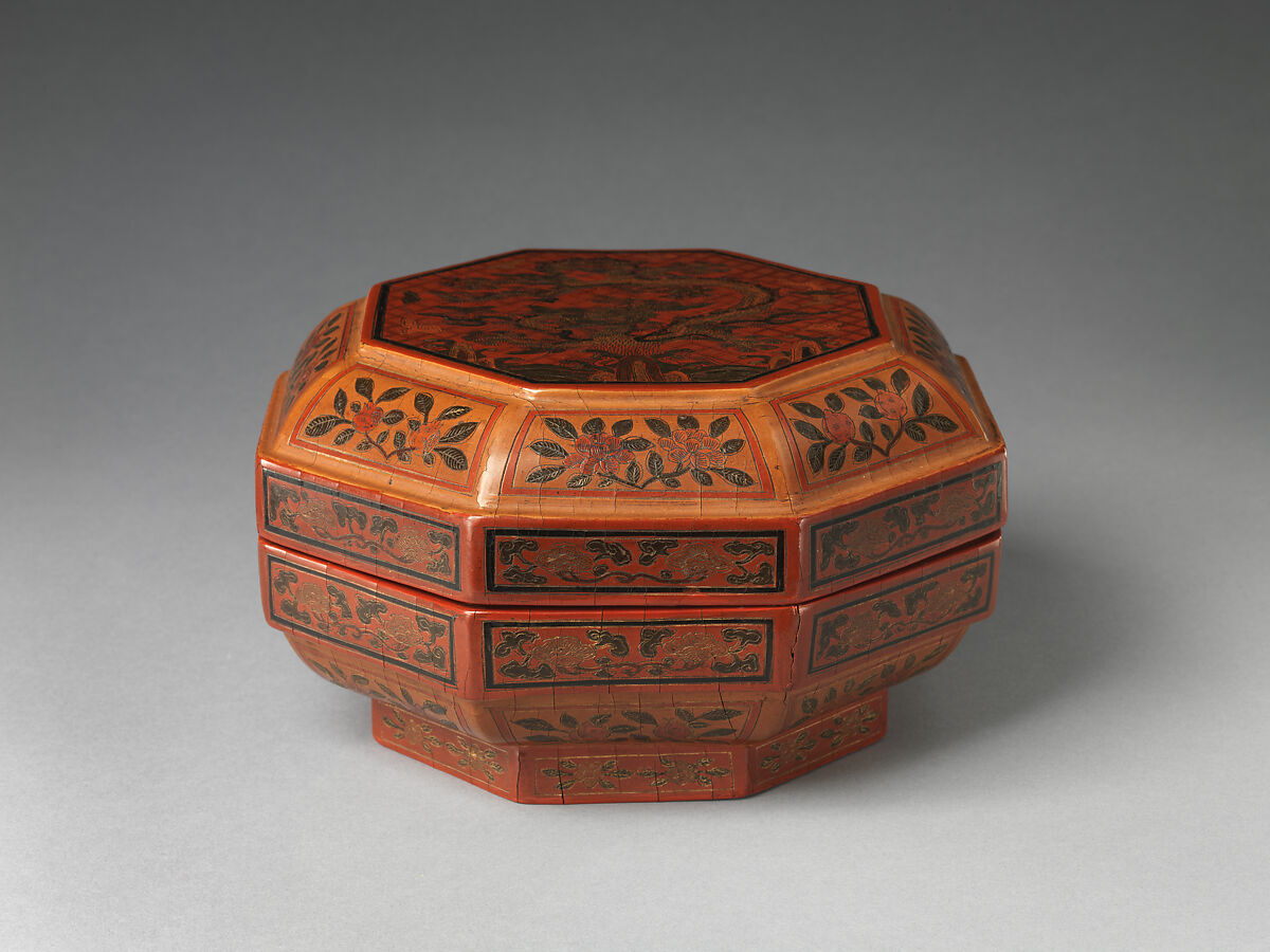 Octagonal box with “dragon pine”, Polychrome lacquer with filled-in and engraved gold decoration, China 